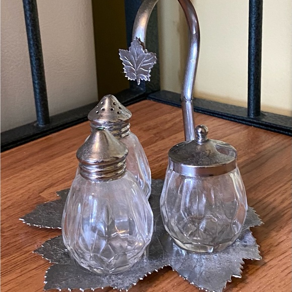 Vintage Glass Salt and Pepper Shakers in a leaf shaped stand. - Picture 9 of 9